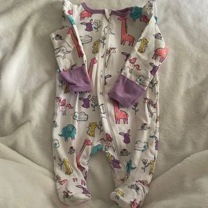 Gently used sleeper.Brand:Wonder Nation Size:0-3.Sleeves can turn into mittens